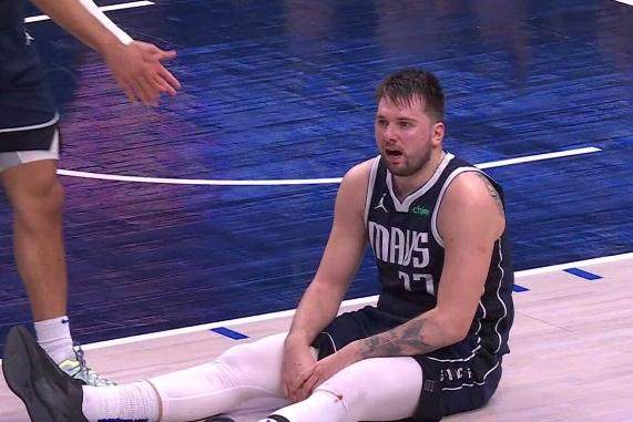 1718252309625033473.png 乐鱼体育-东契奇生死时刻场边看戏 重压之下 基德真晕了