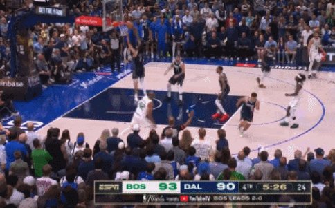 1718252300293070248.gif 乐鱼体育-东契奇生死时刻场边看戏 重压之下 基德真晕了