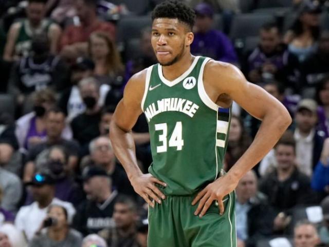 乐鱼体育官方网站-字母哥谈争冠四大对手：米德尔顿复苏不能保证夺冠