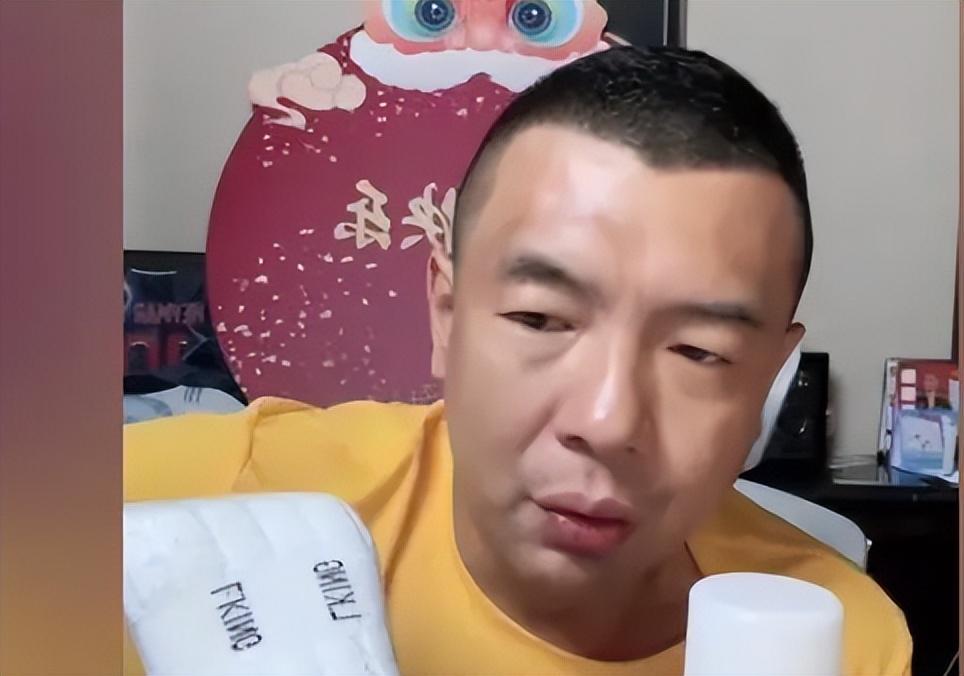 乐鱼体育-前国脚徐亮爆猛料 当年刚入选国足要为老队员洗球鞋球袜 引发热议